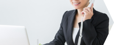 電話対応する女性